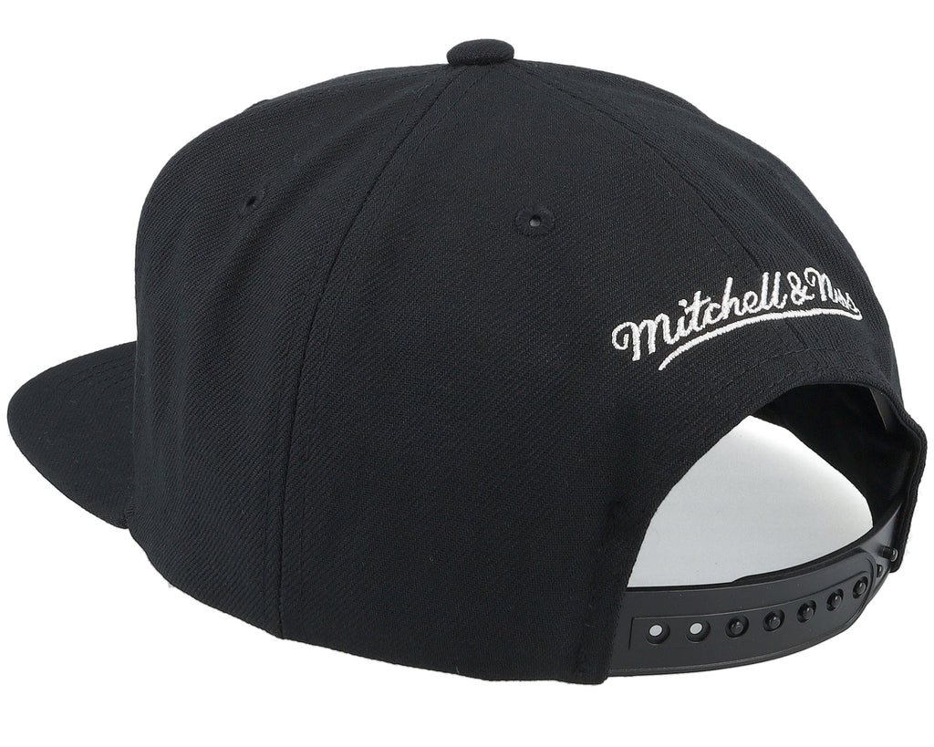 Mens Mitchell & Ness NBA EVERGREEN BLACK WHITE SNAPBACK CELTICS