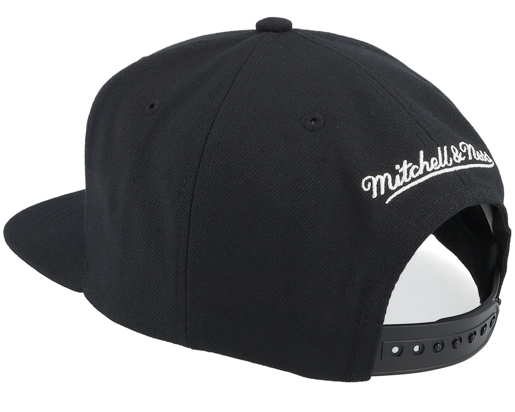 Mens Mitchell & Ness NBA EVERGREEN BLACK WHITE SNAPBACK BULLS
