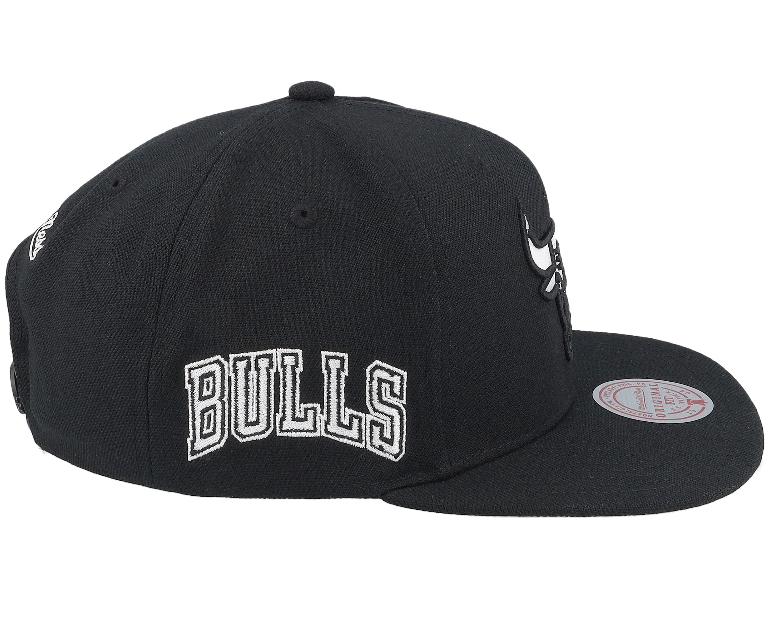 Mens Mitchell & Ness NBA EVERGREEN BLACK WHITE SNAPBACK BULLS