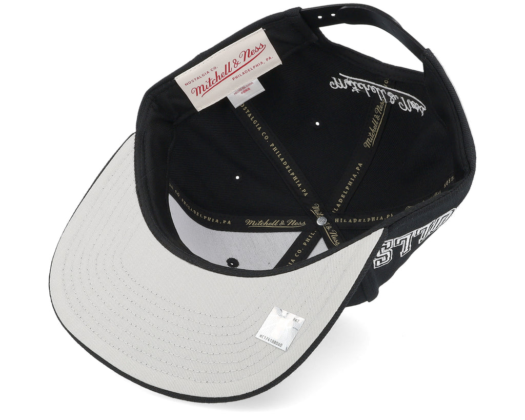 Mens Mitchell & Ness NBA EVERGREEN BLACK WHITE SNAPBACK BULLS