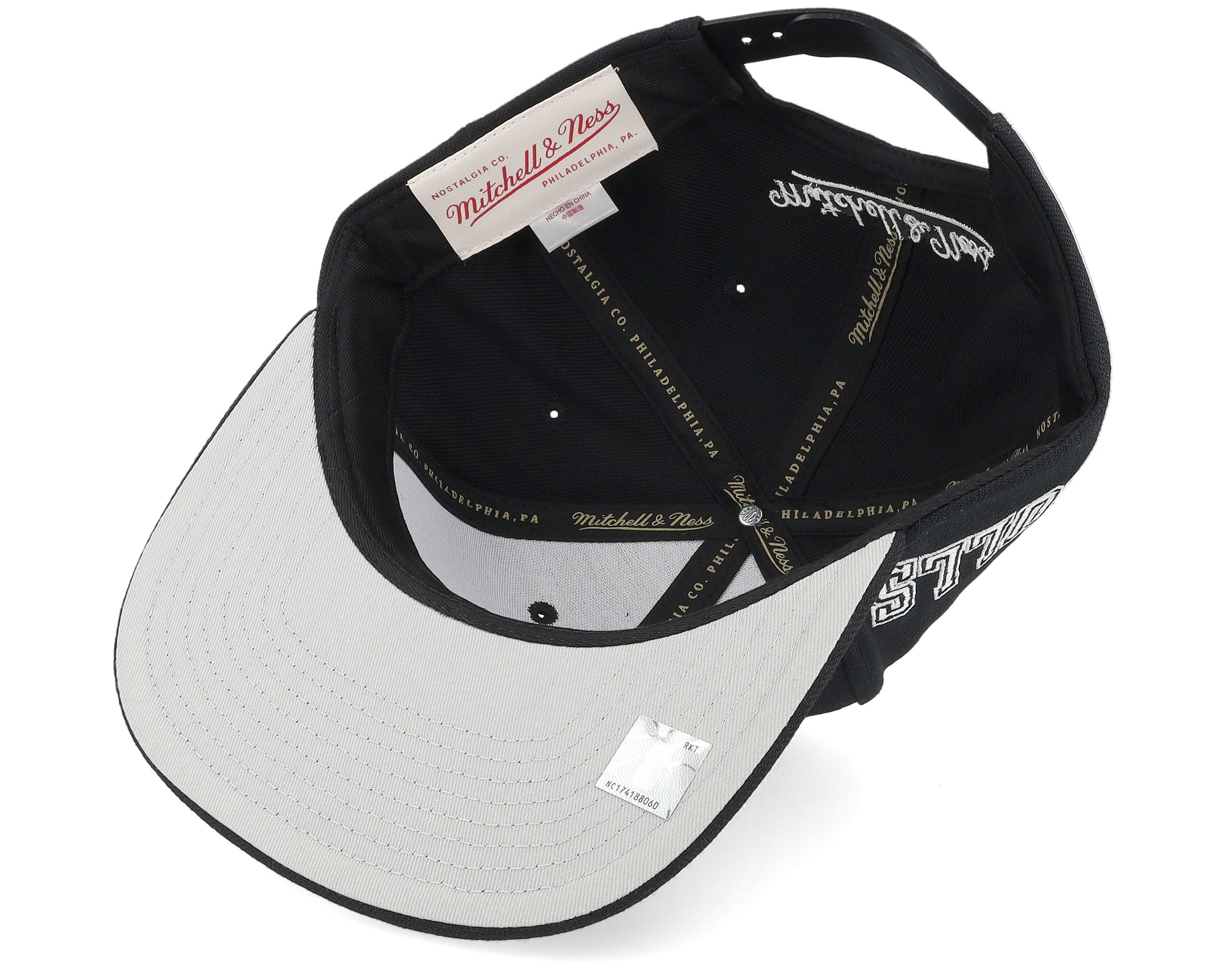Mens Mitchell & Ness NBA EVERGREEN BLACK WHITE SNAPBACK BULLS