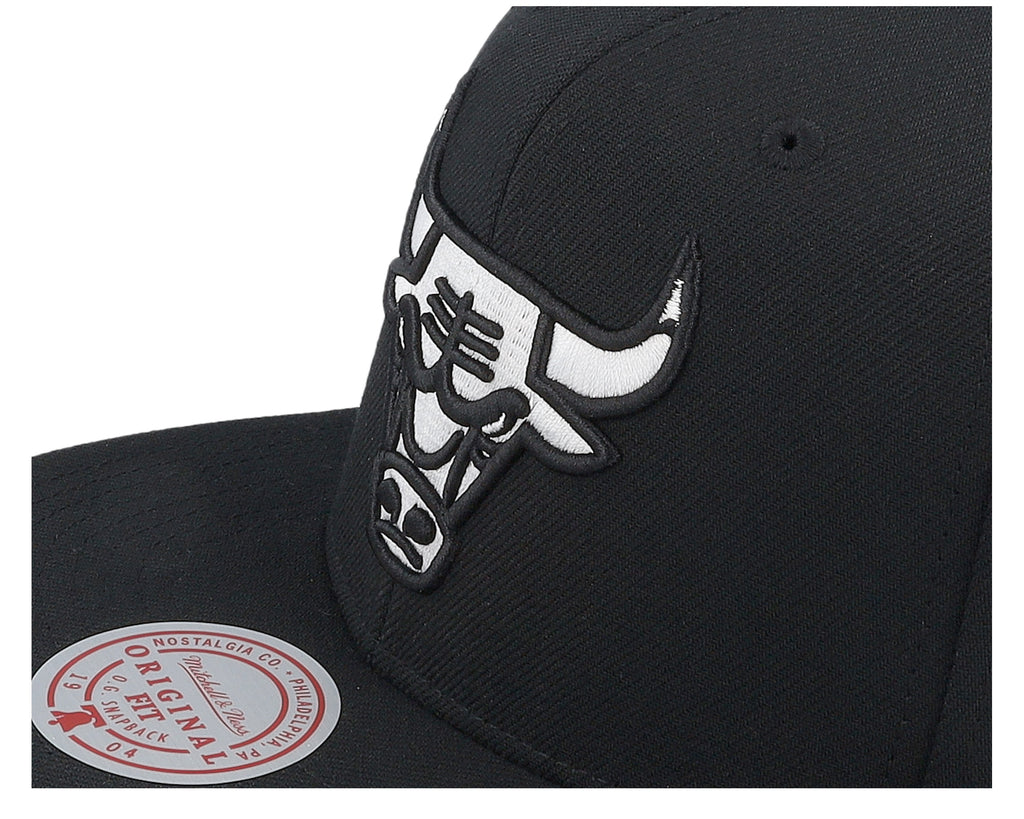 Mens Mitchell & Ness NBA EVERGREEN BLACK WHITE SNAPBACK BULLS
