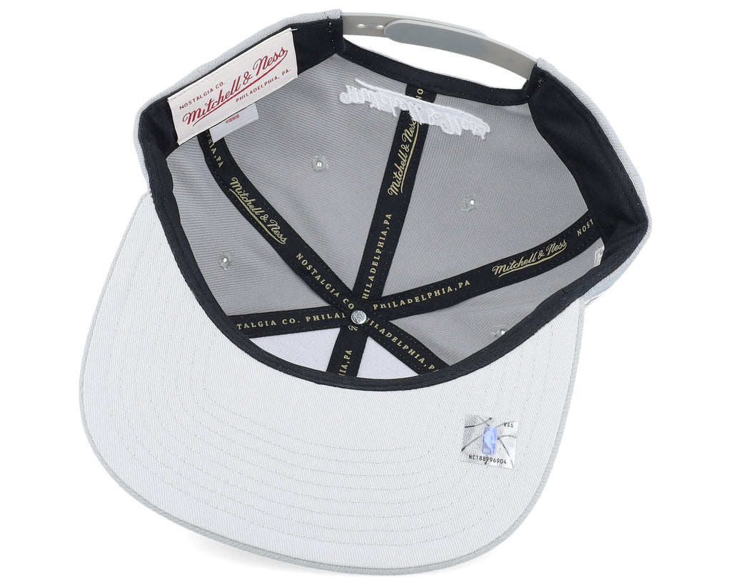 Mens Mitchell & Ness NBA EVERGREEN GREY WHITE SNAPBACK BULLS