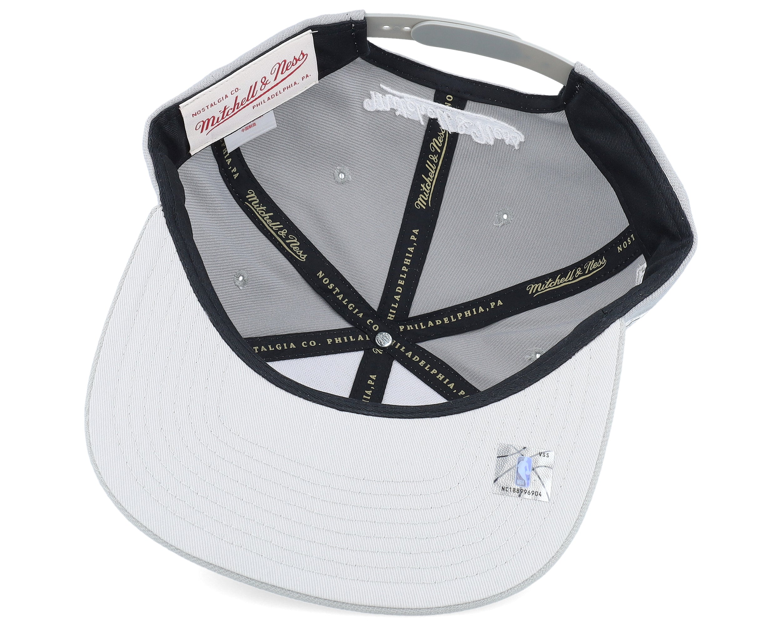 Mens Mitchell & Ness NBA EVERGREEN GREY WHITE SNAPBACK BULLS