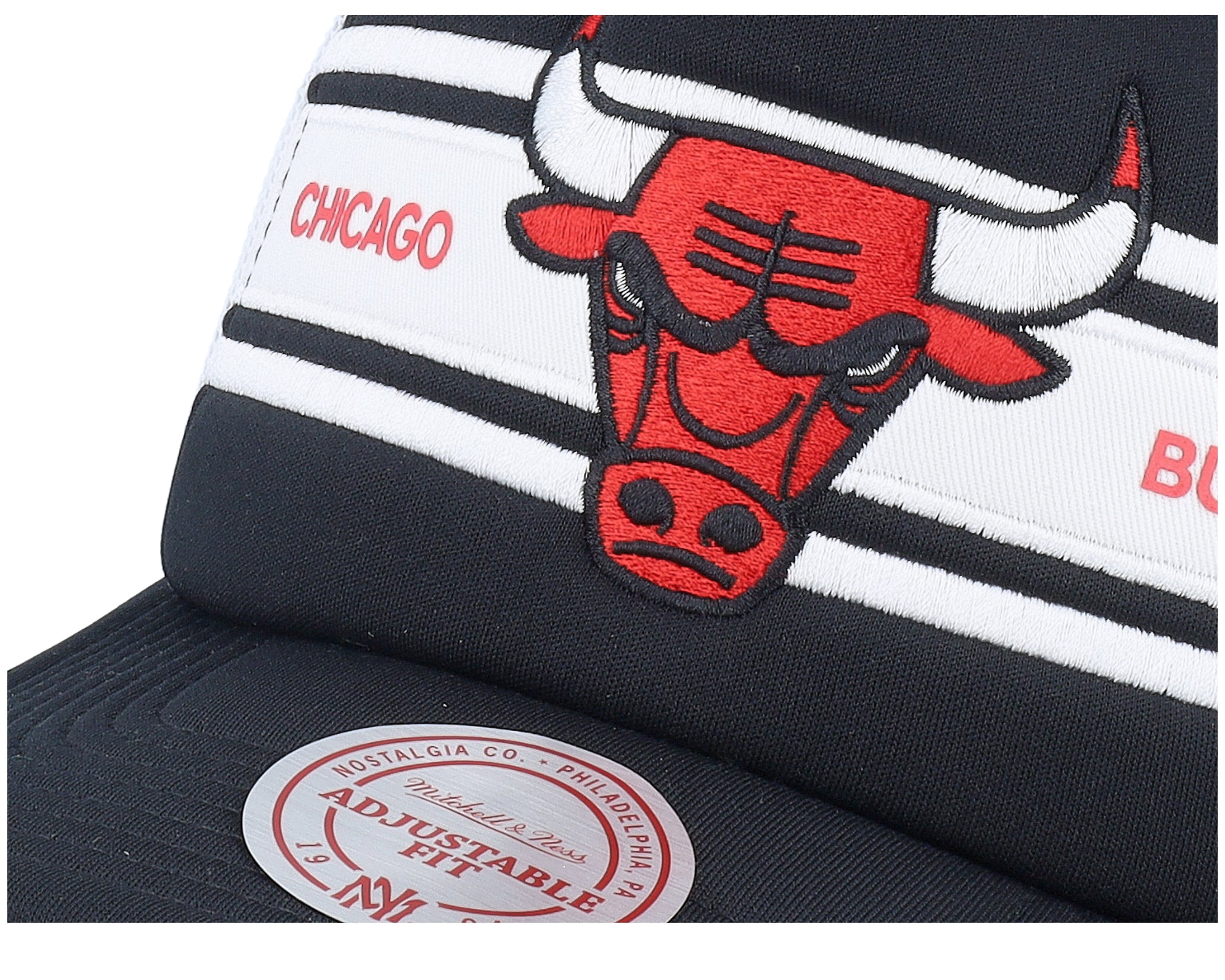 Mens Mitchell & Ness NBA SIDELINE TRUCKER BULLS