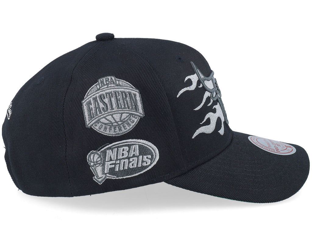 Mens Mitchell & Ness NBA BEAUTIFUL CHAOS PRO SNAPBACK BULLS