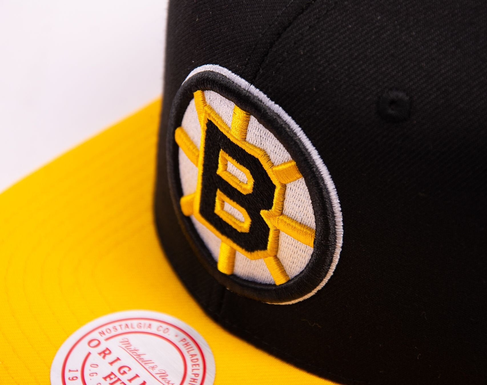 MENS MITCHELL & NESS NHL TEAM 2 TONE 2.0 SNAPBACK BRUINS
