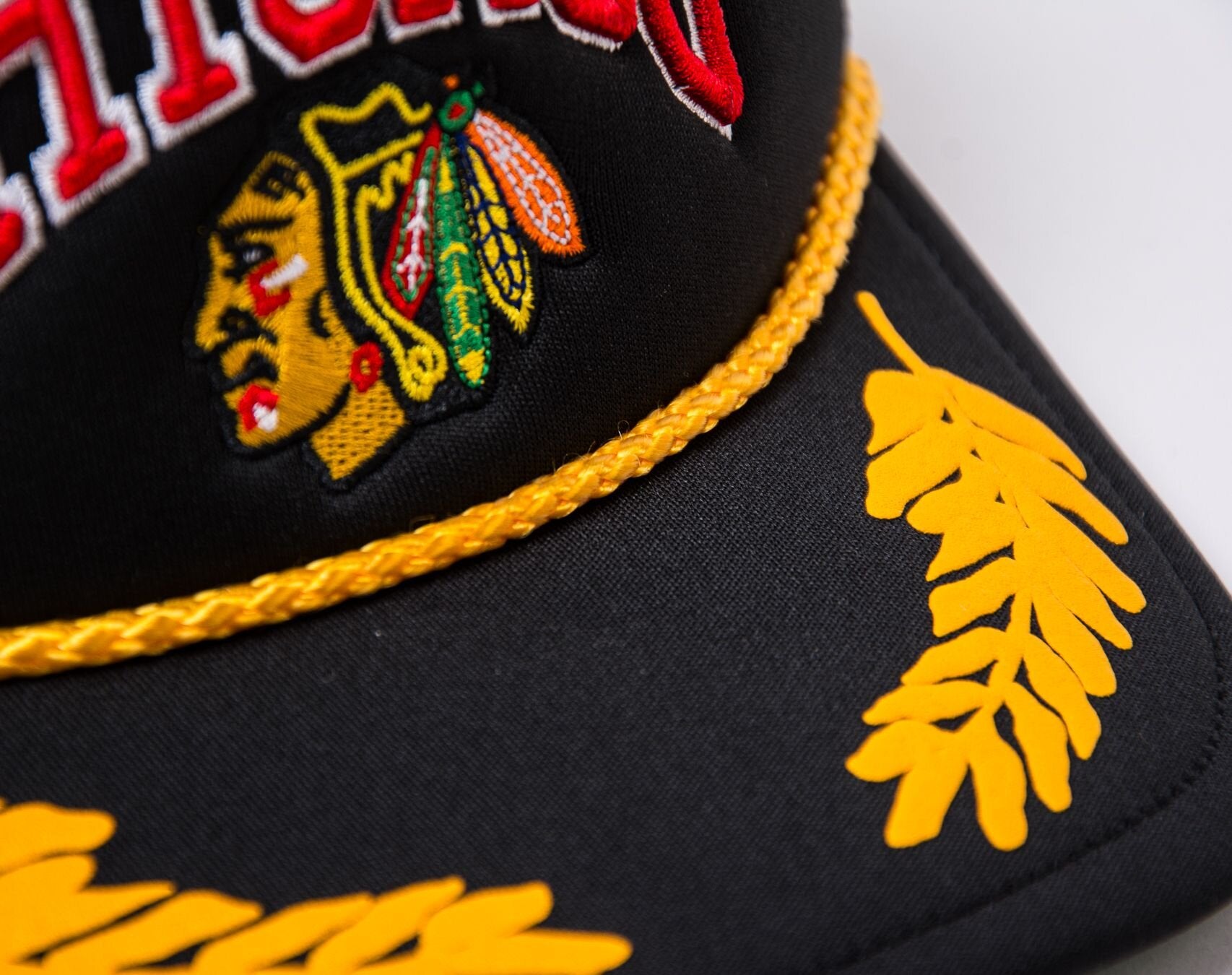 MENS MITCHELL & NESS NHL GOLD LEAF TRUCKER BLACKHAWKS - BLACK