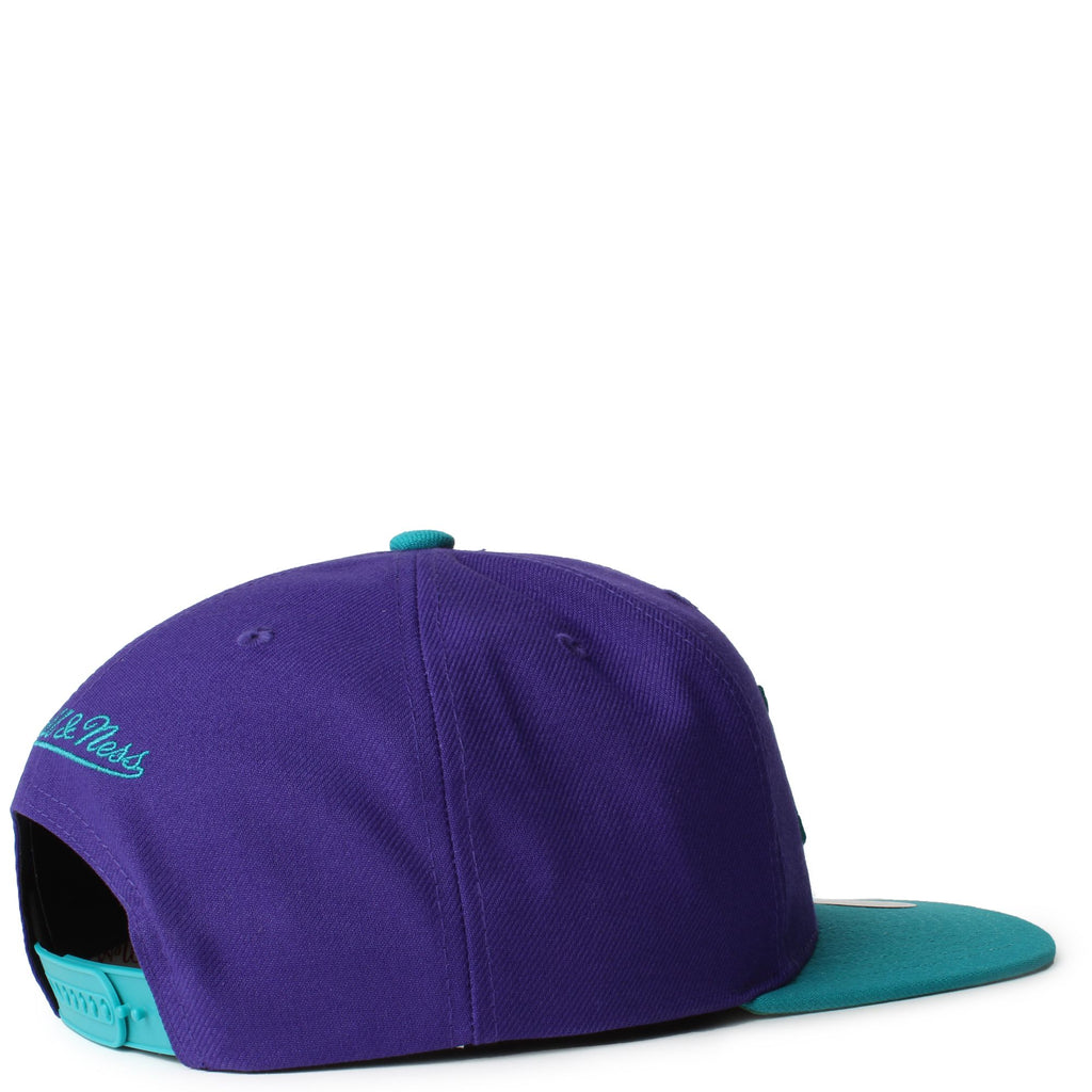 MENS MITCHELL & NESS NBA CROOKED PATH SNAPBACK HWC HORNETS - PURPLE