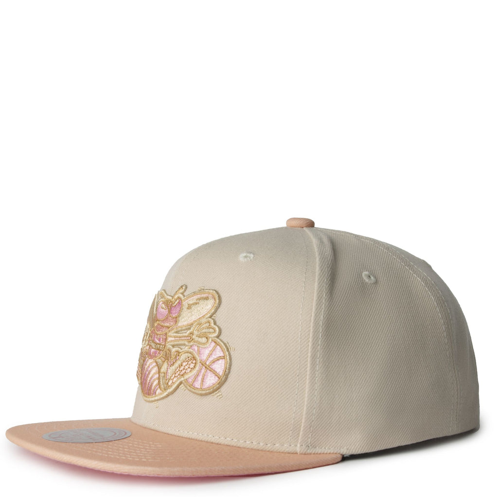 MENS MITCHELL & NESS NBA LOVERS LANE SNAPBACK HWC HORNETS - OFF WHITE