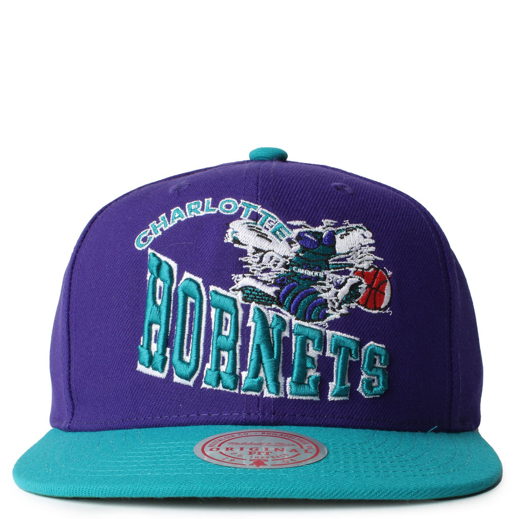 MENS MITCHELL & NESS NBA CROOKED PATH SNAPBACK HWC HORNETS - PURPLE