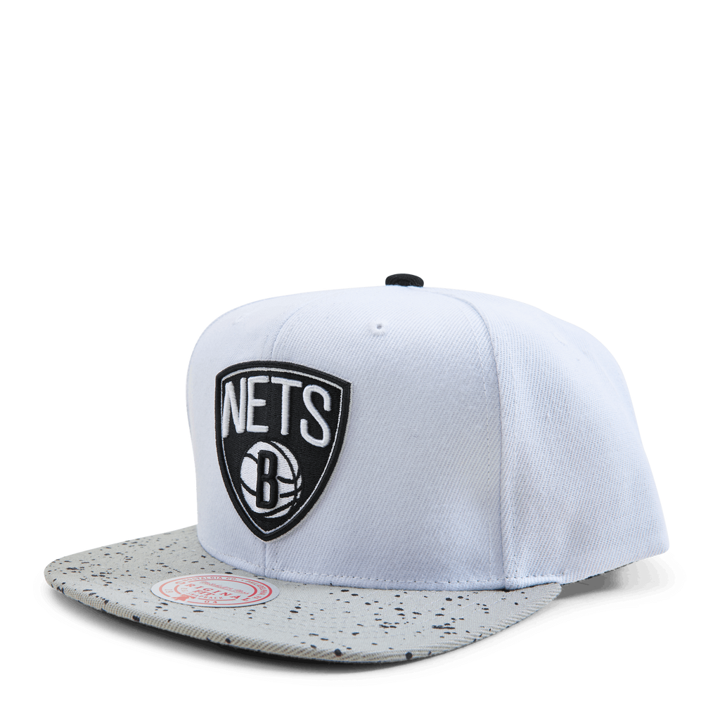 MENS MITCHELL & NESS NBA CEMENT TOP SNAPBACK NETS - WHITE-SILVER