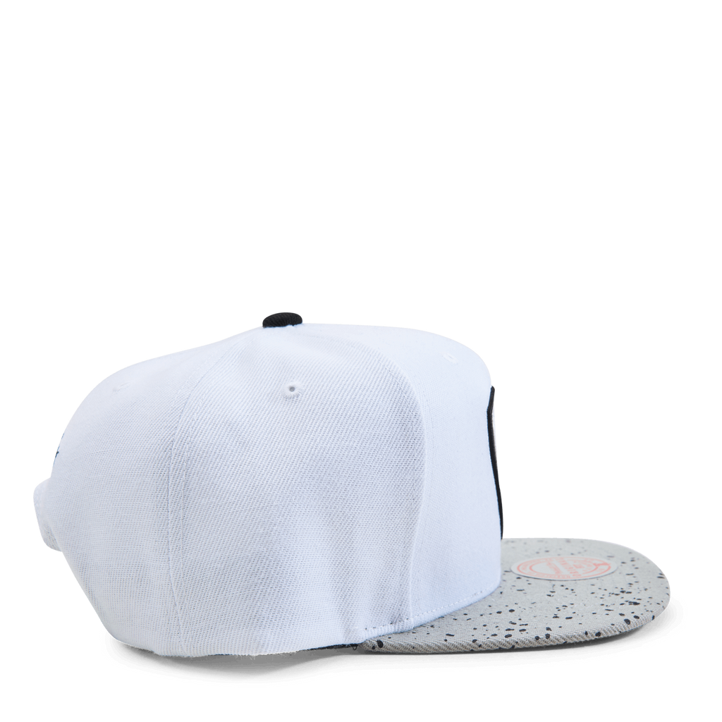 MENS MITCHELL & NESS NBA CEMENT TOP SNAPBACK NETS - WHITE-SILVER