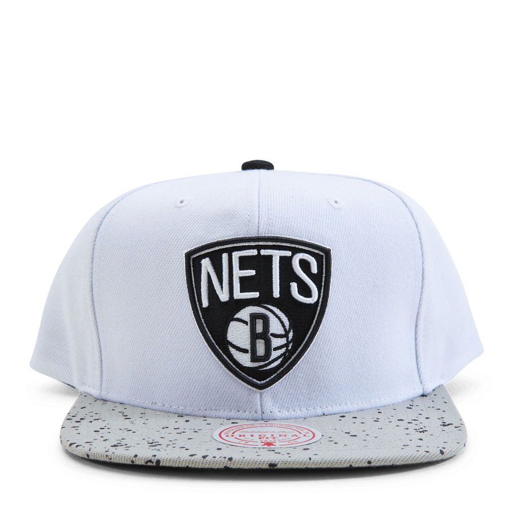MENS MITCHELL & NESS NBA CEMENT TOP SNAPBACK NETS - WHITE-SILVER