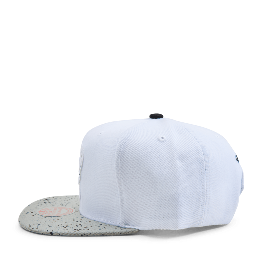 MENS MITCHELL & NESS NBA CEMENT TOP SNAPBACK BUCKS - WHITE-SILVER