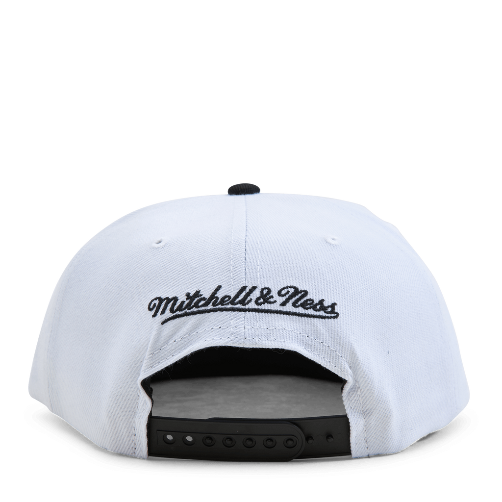 MENS MITCHELL & NESS NBA CEMENT TOP SNAPBACK BUCKS - WHITE-SILVER