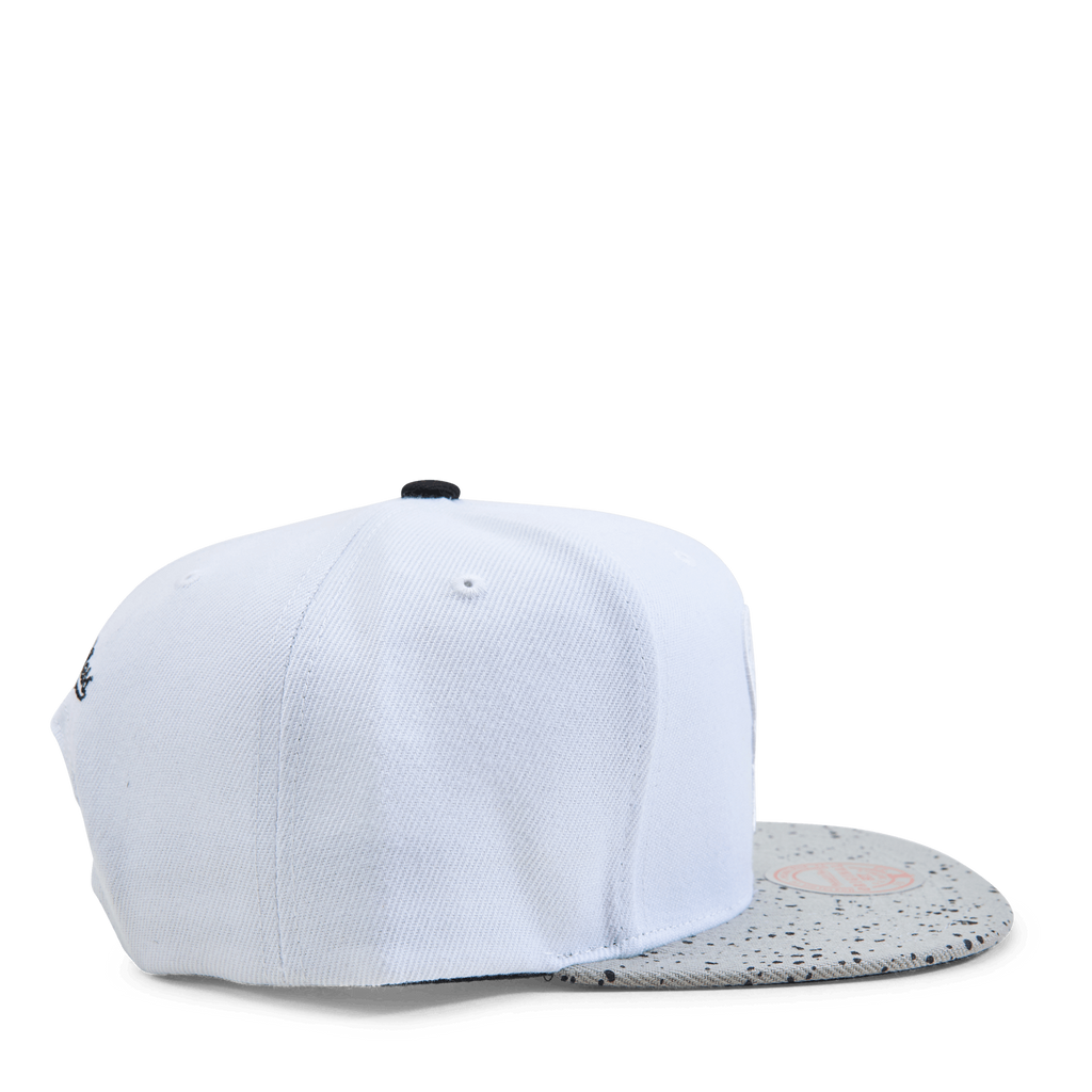 MENS MITCHELL & NESS NBA CEMENT TOP SNAPBACK BUCKS - WHITE-SILVER