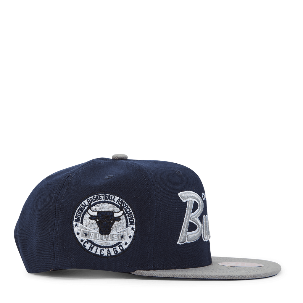 MENS MITCHELL & NESS NBA NAVY SPIRIT SCRIPT SNAPBACK BULLS - NAVY-GREY