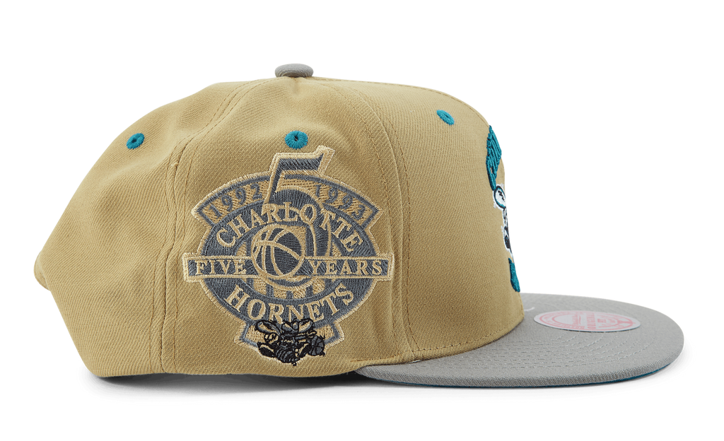 MENS MITCHELL & NESS NBA CLASSIC CANVAS SNAPBACK HWC HORNETS - TAN