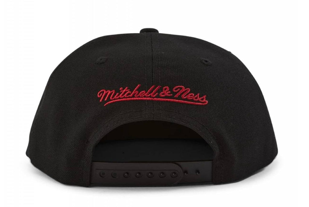 Mens MITCHELL & NESS NBA BRED SNAPBACK HWC HORNETS