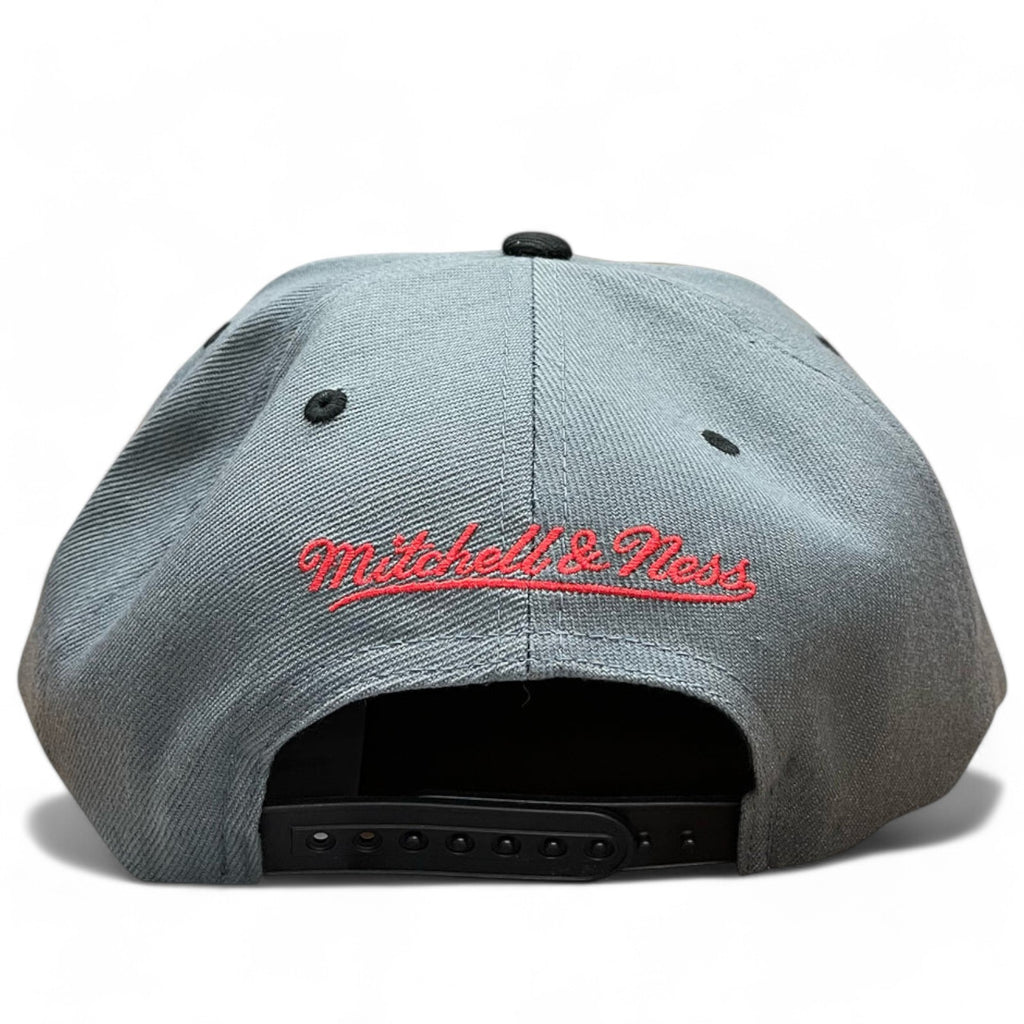 MENS MITCHELL & NESS NBA RELOAD SNAPBACK NBA BULLS - GREY-BLACK