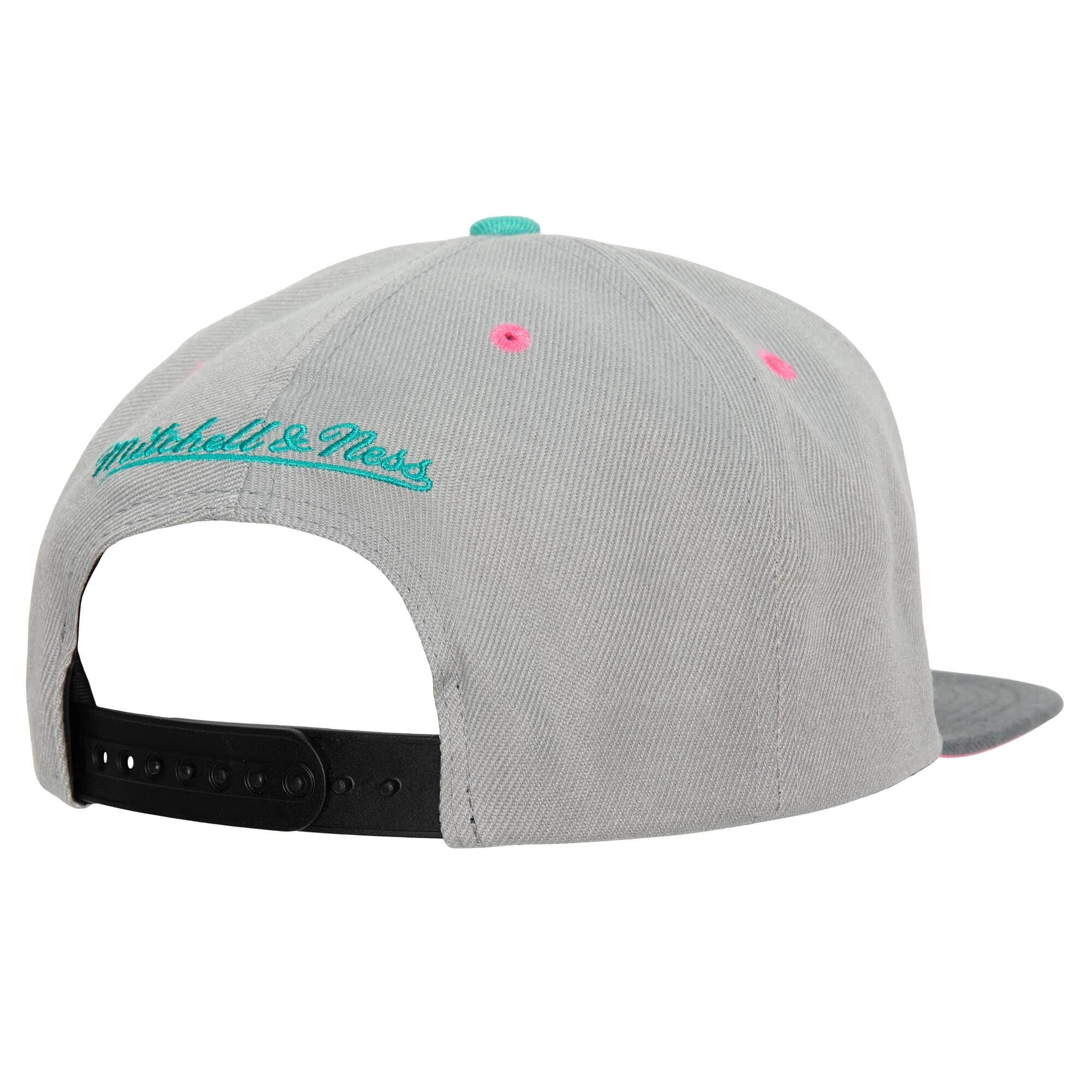 [6HSSJS19260-CBULTGY] MENS MITCHELL & NESS NBA CHICAGO BULLS WOLF MAGS SNAPBACK