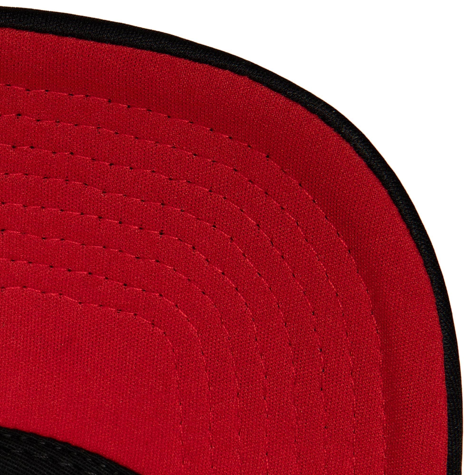 Mens MITCHELL & NESS NBA OFF THE BACKBOARD TRUCKER BULLS