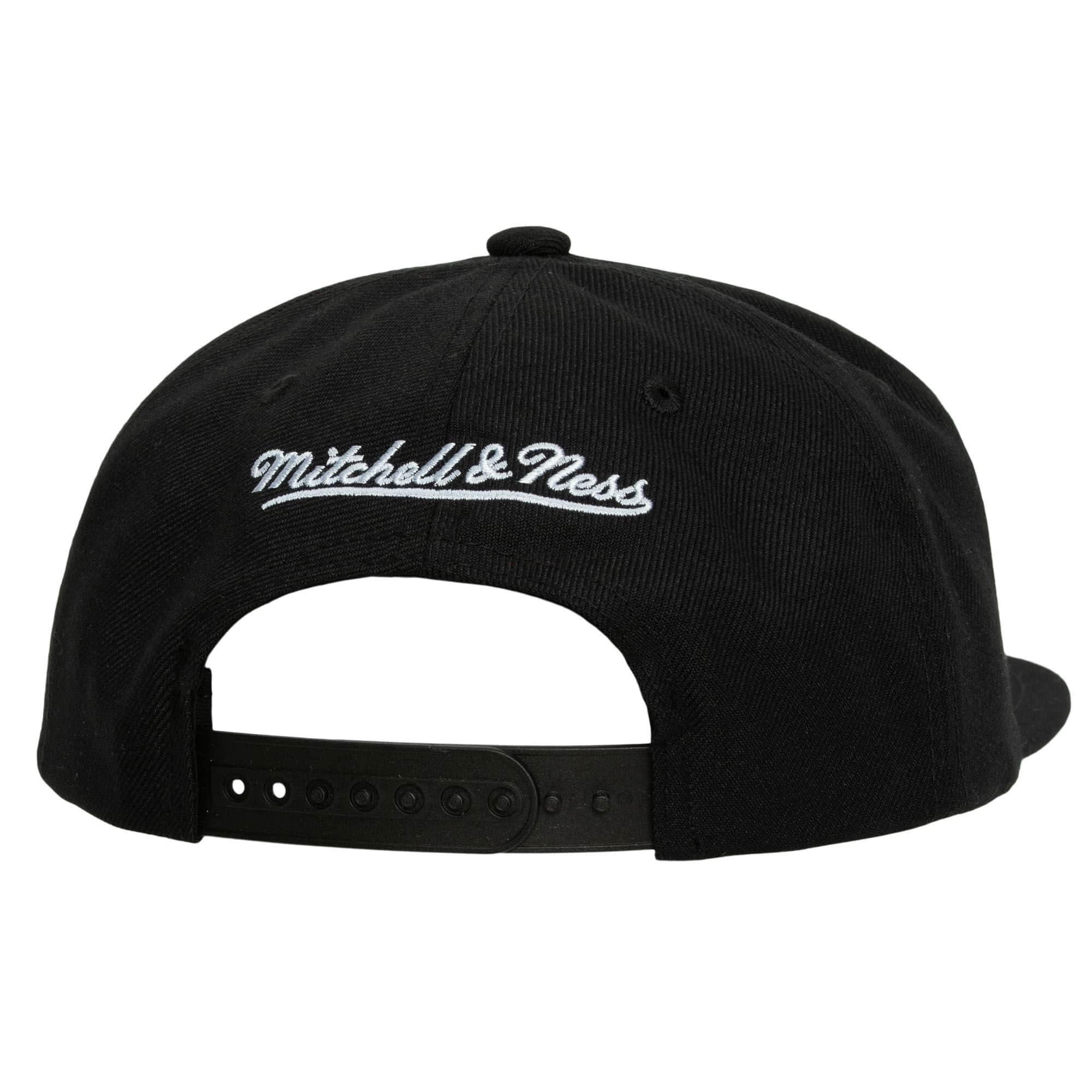 [6MUSSH21424-CBUBLCK] MENS NBA CHICAGO BULLS DEAD REMIX DEADSTOCK SNAPBACK