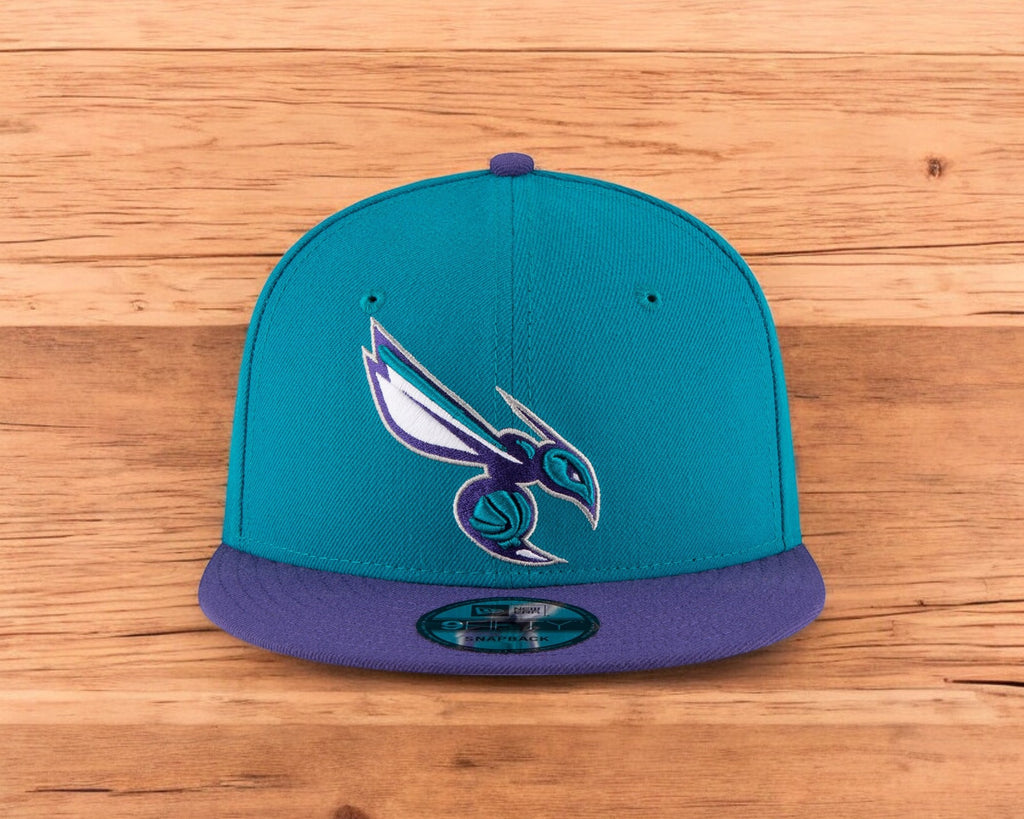 [70557026] Mens New Era NBA CHARLOTTE HORNETS 950 SNAPBACK 'ON THE COURT'