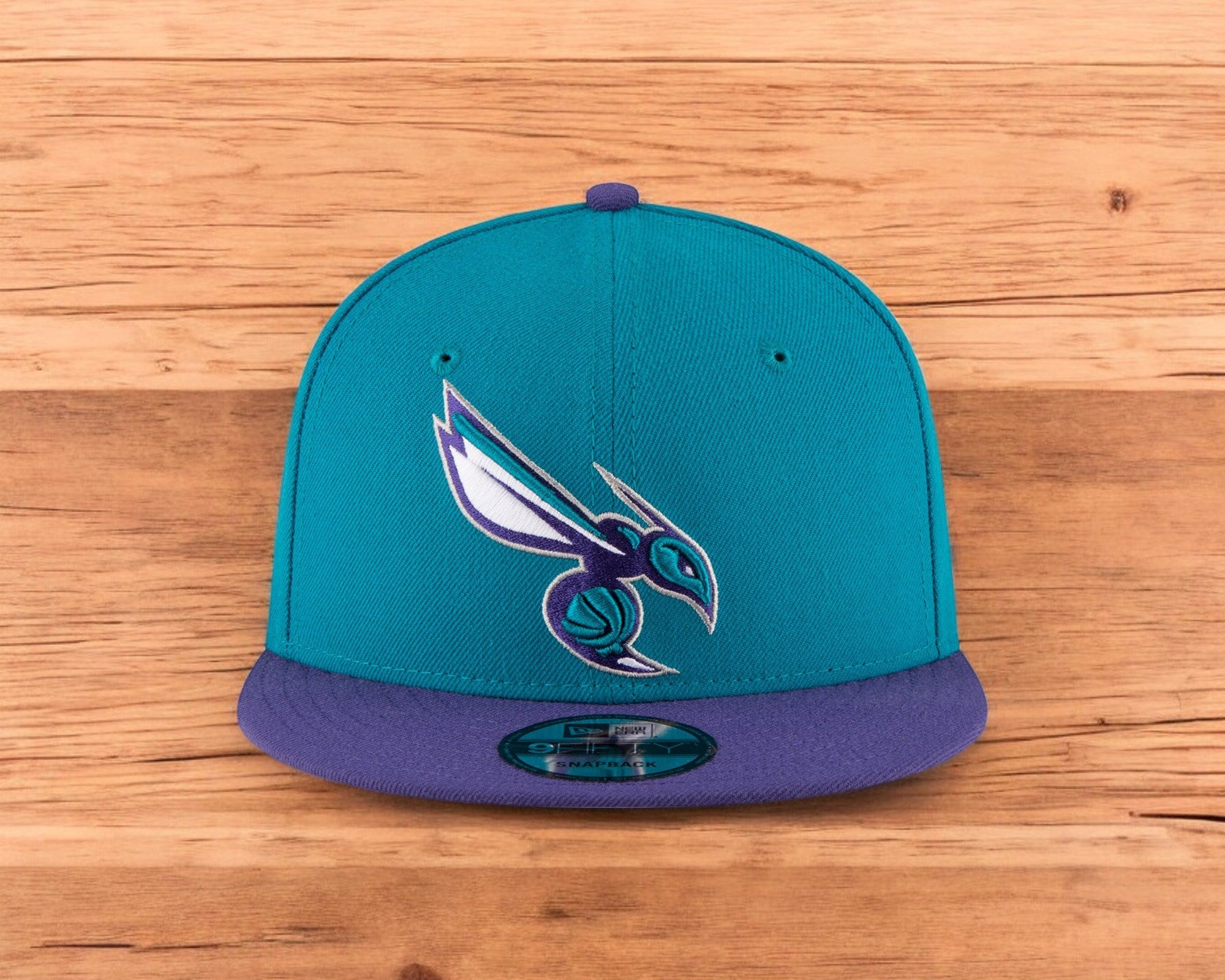 [70557026] Mens New Era NBA CHARLOTTE HORNETS 950 SNAPBACK 'ON THE COURT'