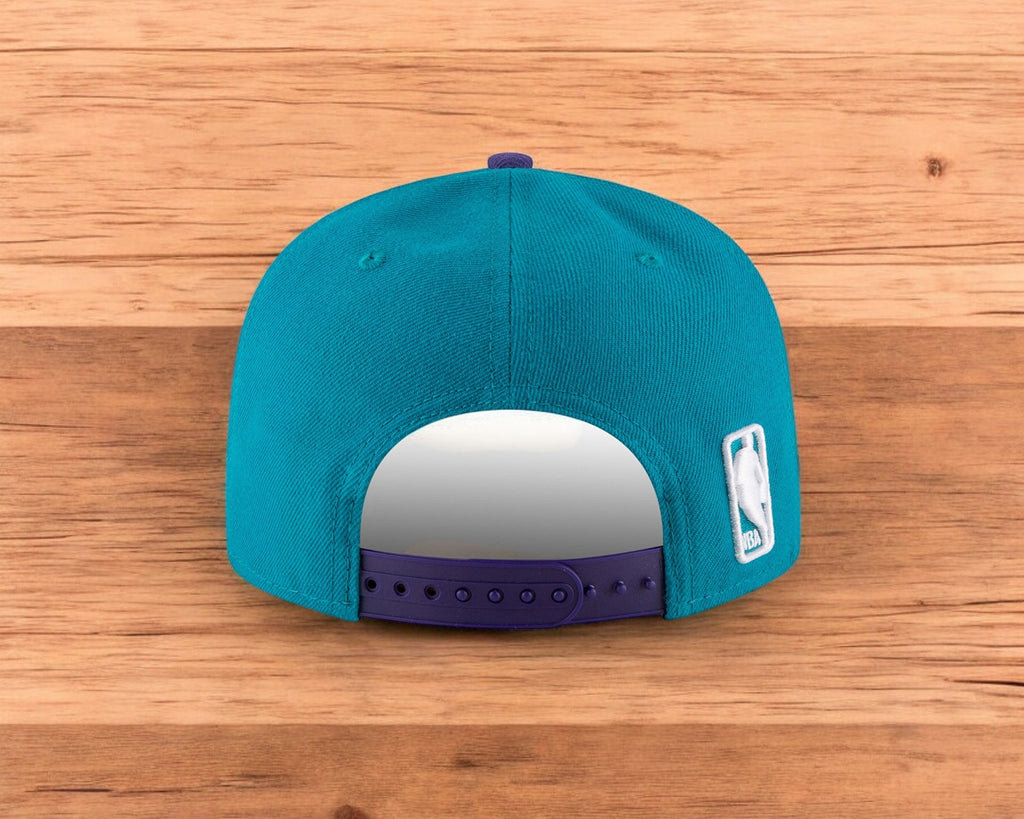 [70557026] Mens New Era NBA CHARLOTTE HORNETS 950 SNAPBACK 'ON THE COURT'