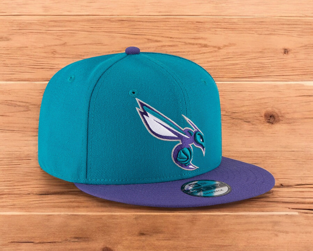 [70557026] Mens New Era NBA CHARLOTTE HORNETS 950 SNAPBACK 'ON THE COURT'