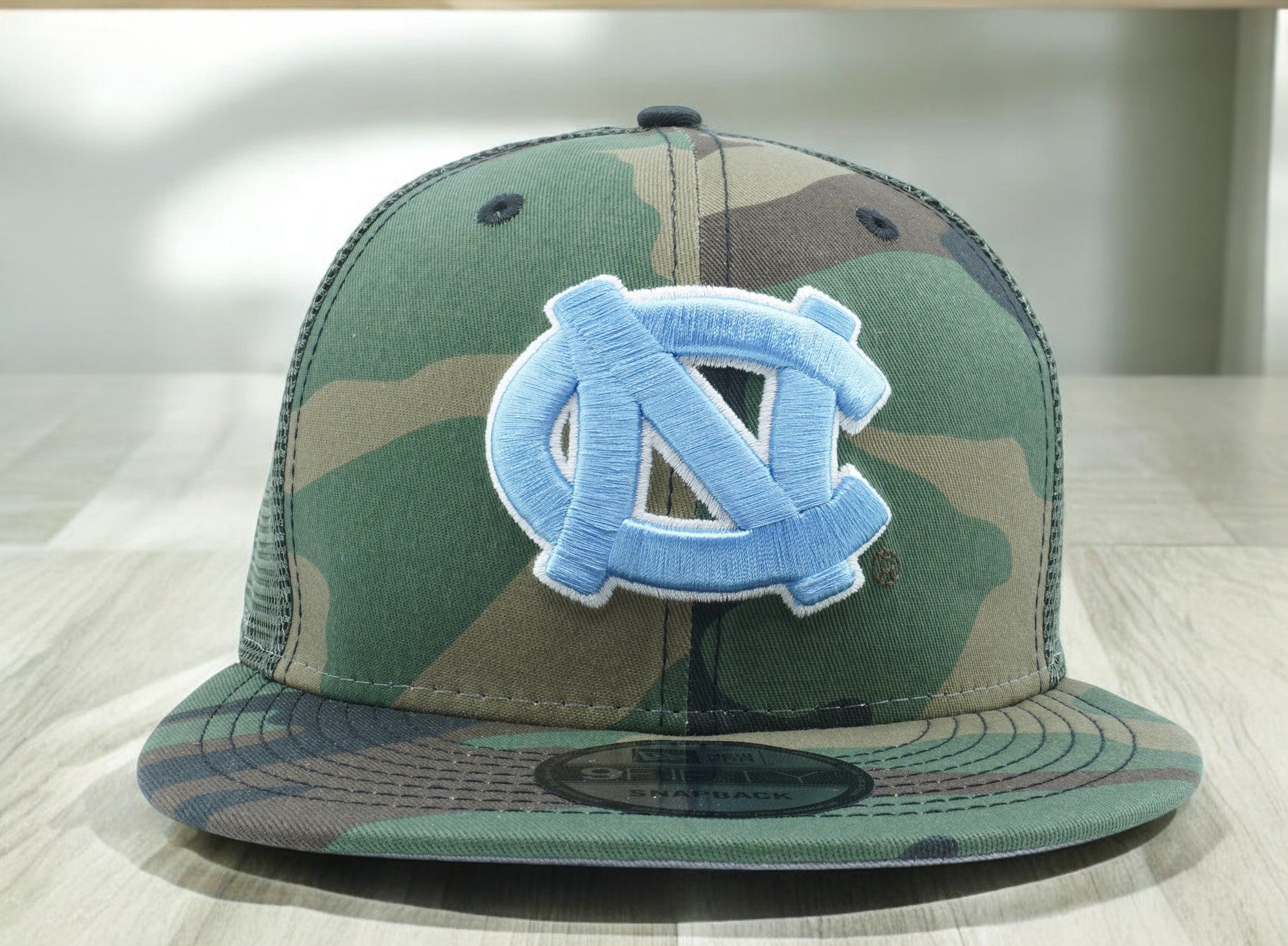 [60269847] MENS NEW ERA NCAA NORTH CAROLINA TAR HEELS 950 CAMO TRUCK D3 SNAPBACK