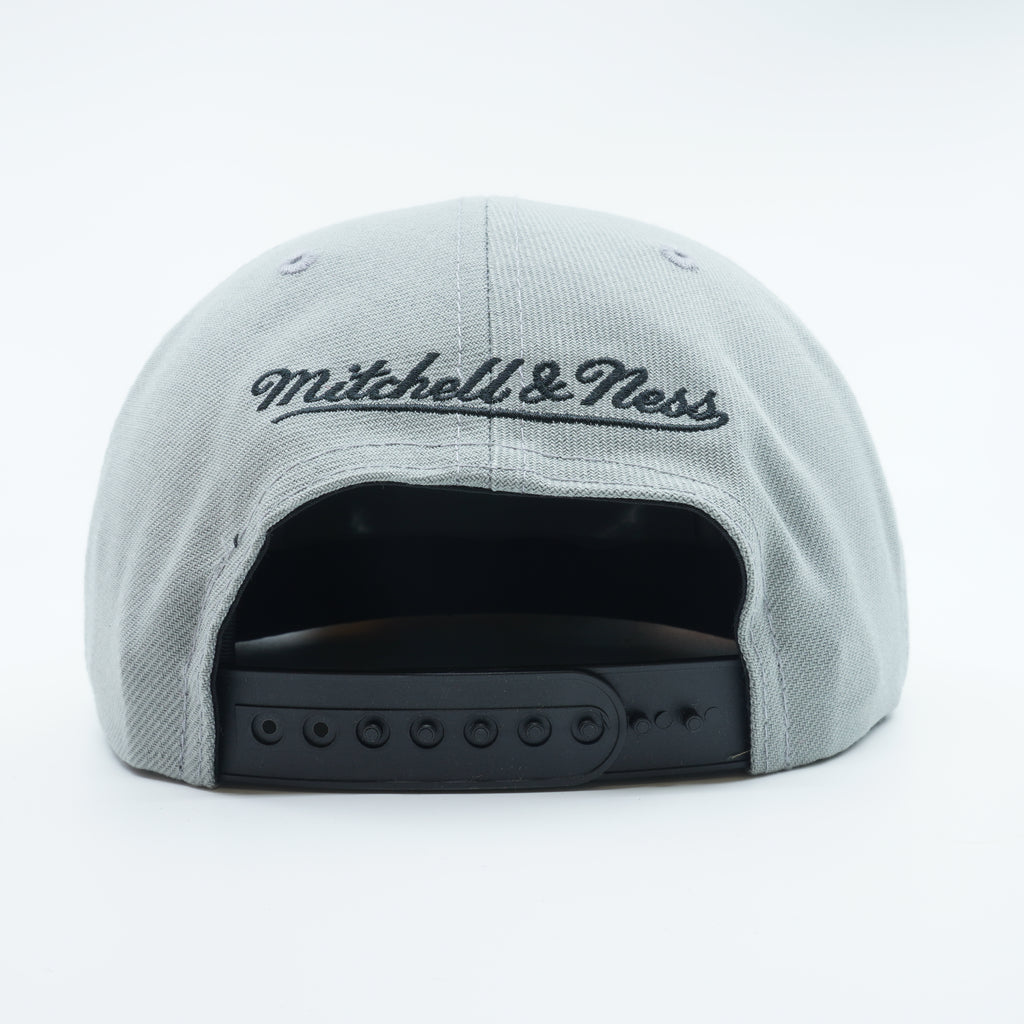 [6HSSMM21034-CBUGREY] MENS MITCHELL & NESS NBA CHICAGO BULLS B6 GREY SNAPBACK