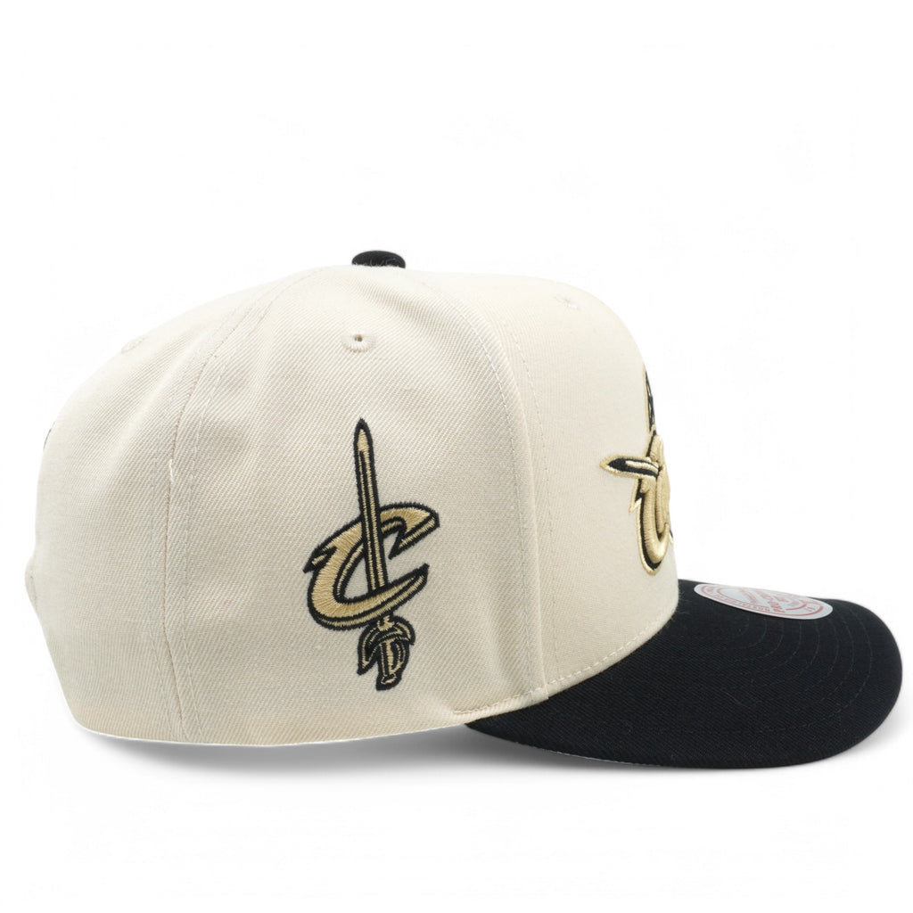 Mens Mitchell & Ness NBA CREAM BLACK PRO SNAPBACK HWC CAVALIERS