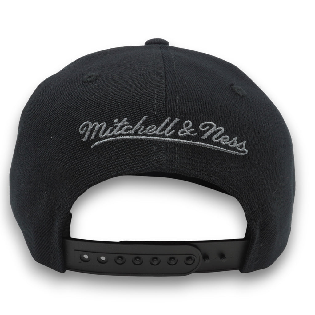 Mens Mitchell & Ness NBA BLACKOUT REFLECTIVE SNAPBACK BULLS