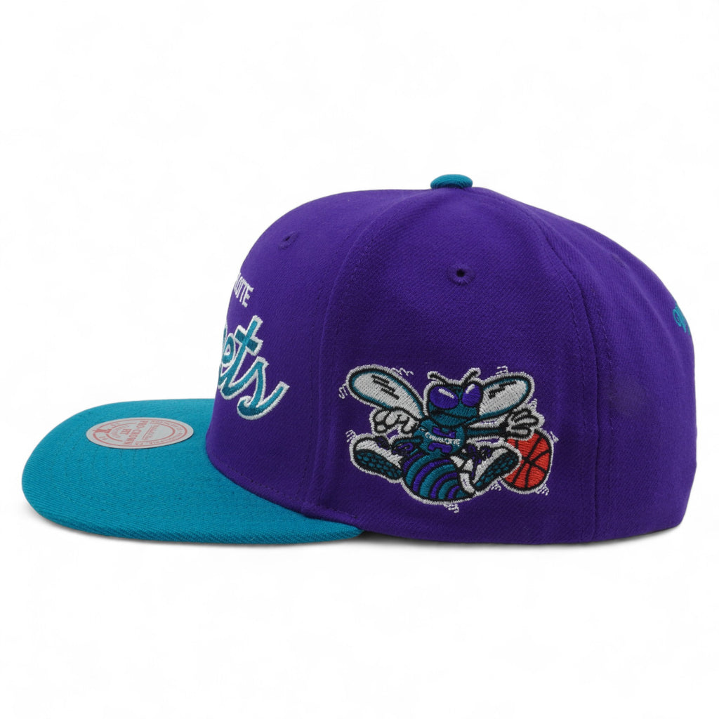 Mens MITCHELL & NESS NBA TEAM SCRIPT 2.0 PRO SNAPBACK HWC HORNETS