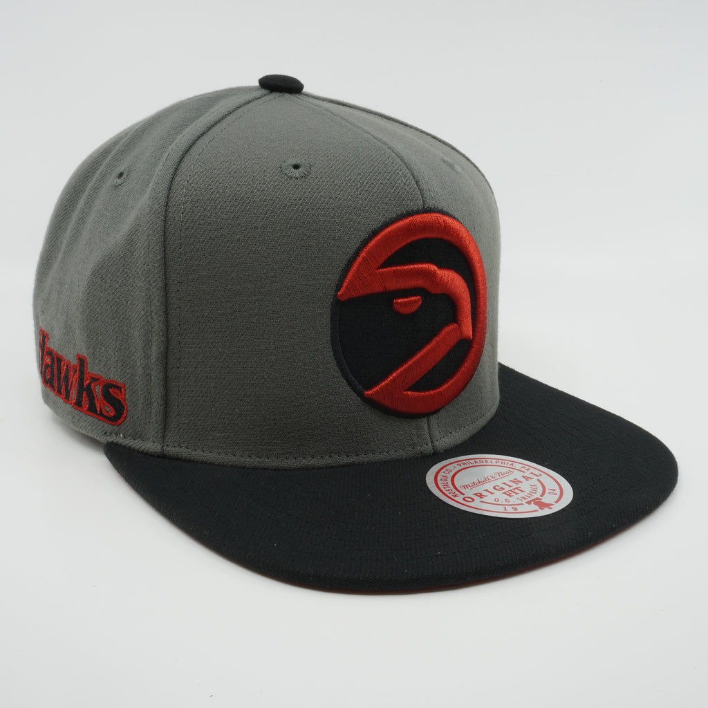 MENS MITCHELL & NESS NBA STORM FRONT SNAPBACK HWC HAWKS - GREY