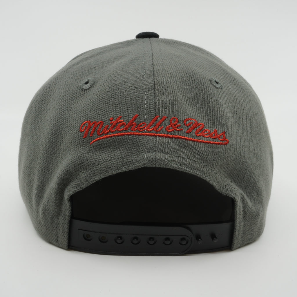 MENS MITCHELL & NESS NBA STORM FRONT SNAPBACK HWC HAWKS - GREY