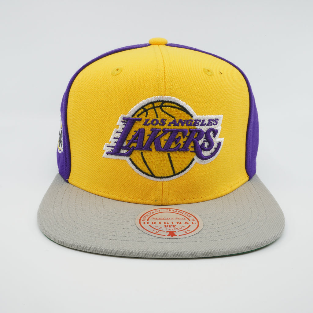 MENS MITCHELL & NESS NBA BLOCK OUT SNAPBACK LAKERS - PURPLE