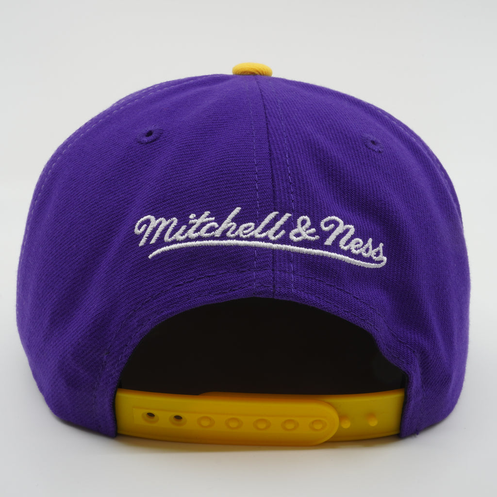 MENS MITCHELL & NESS NBA BLOCK OUT SNAPBACK LAKERS - PURPLE