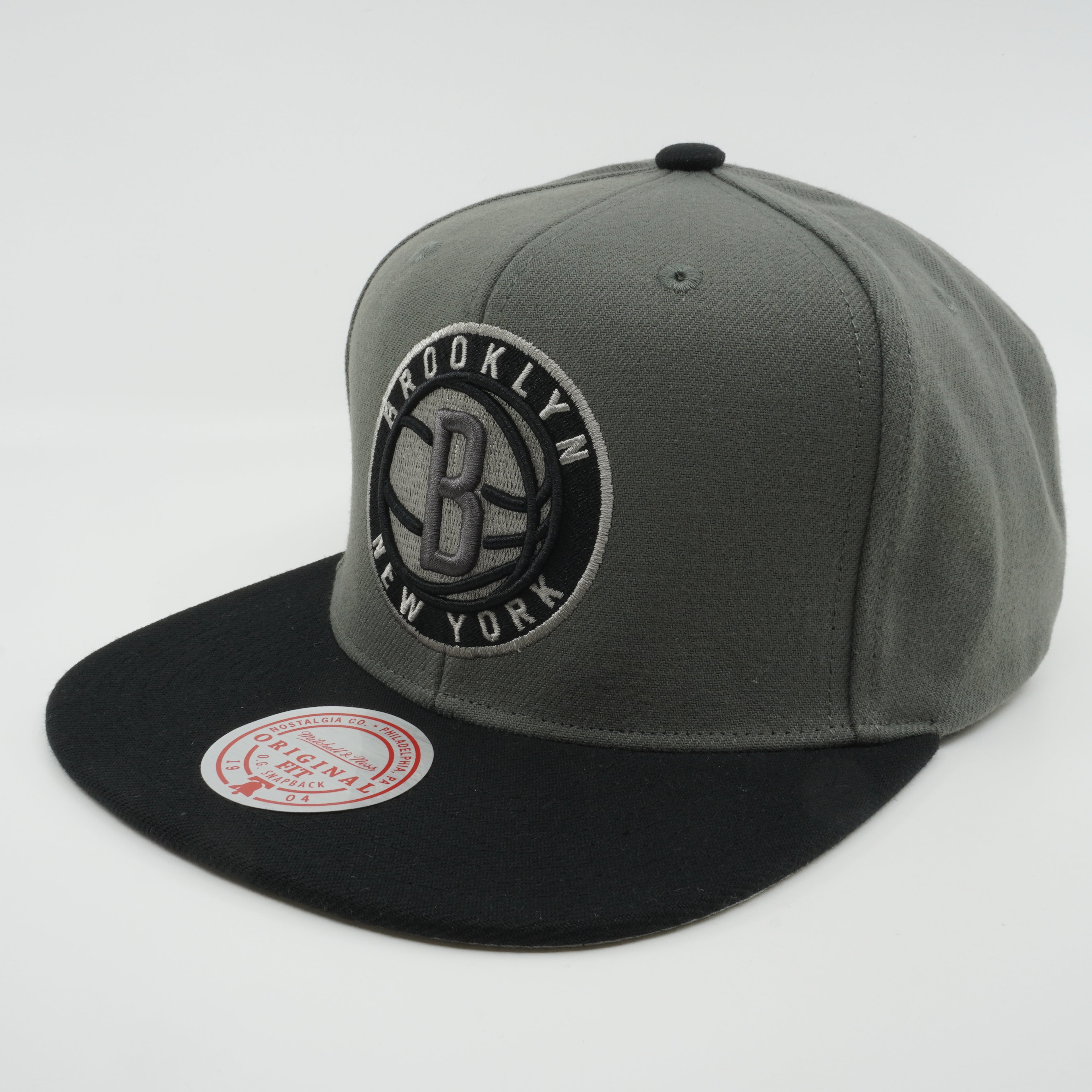 MENS MITCHELL & NESS NBA STORM FRONT SNAPBACK NETS - GREY