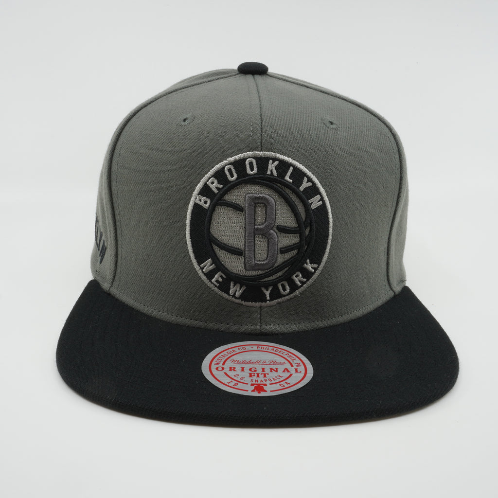 MENS MITCHELL & NESS NBA STORM FRONT SNAPBACK NETS - GREY