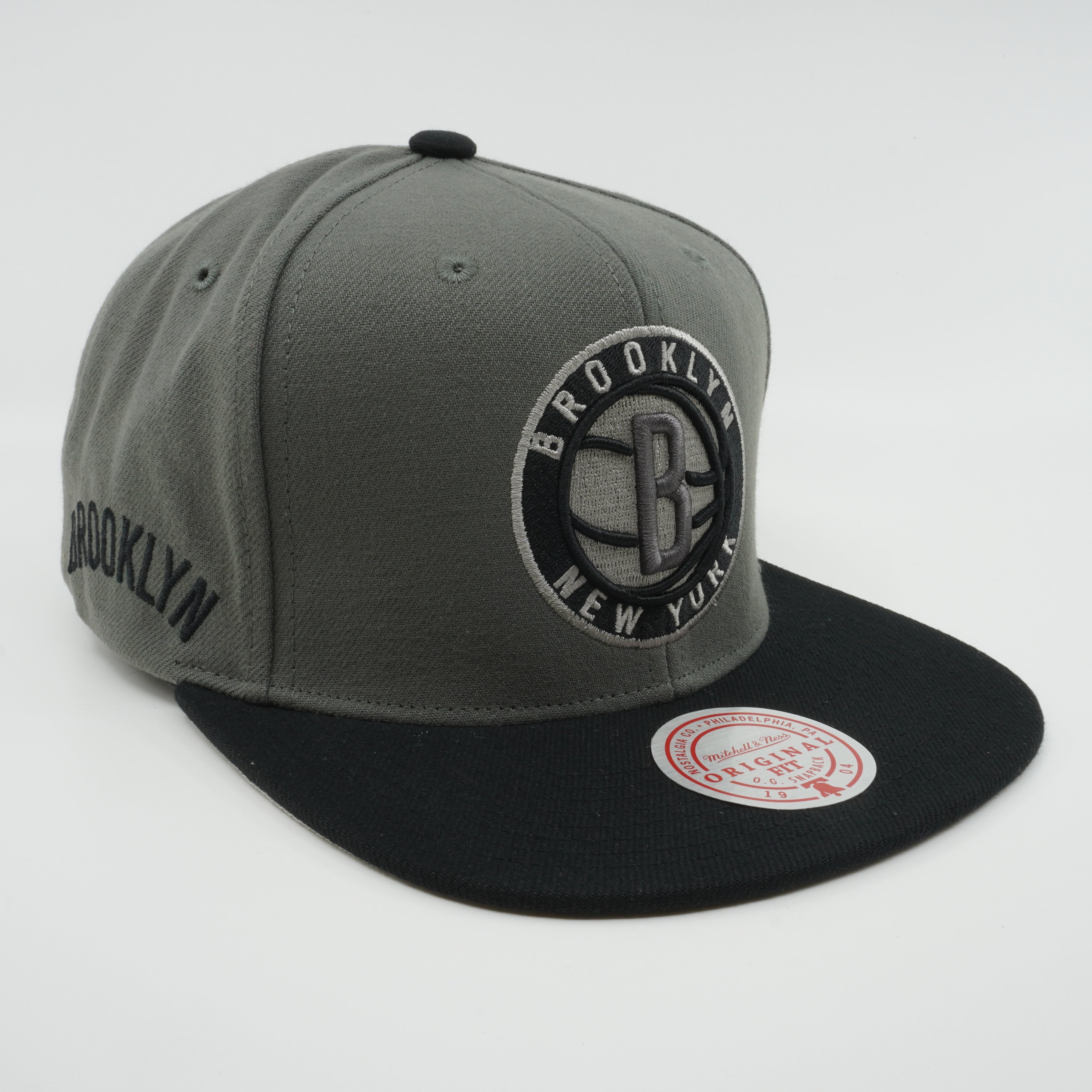 MENS MITCHELL & NESS NBA STORM FRONT SNAPBACK NETS - GREY