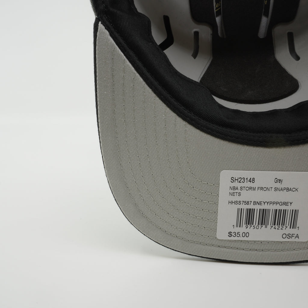 MENS MITCHELL & NESS NBA STORM FRONT SNAPBACK NETS - GREY