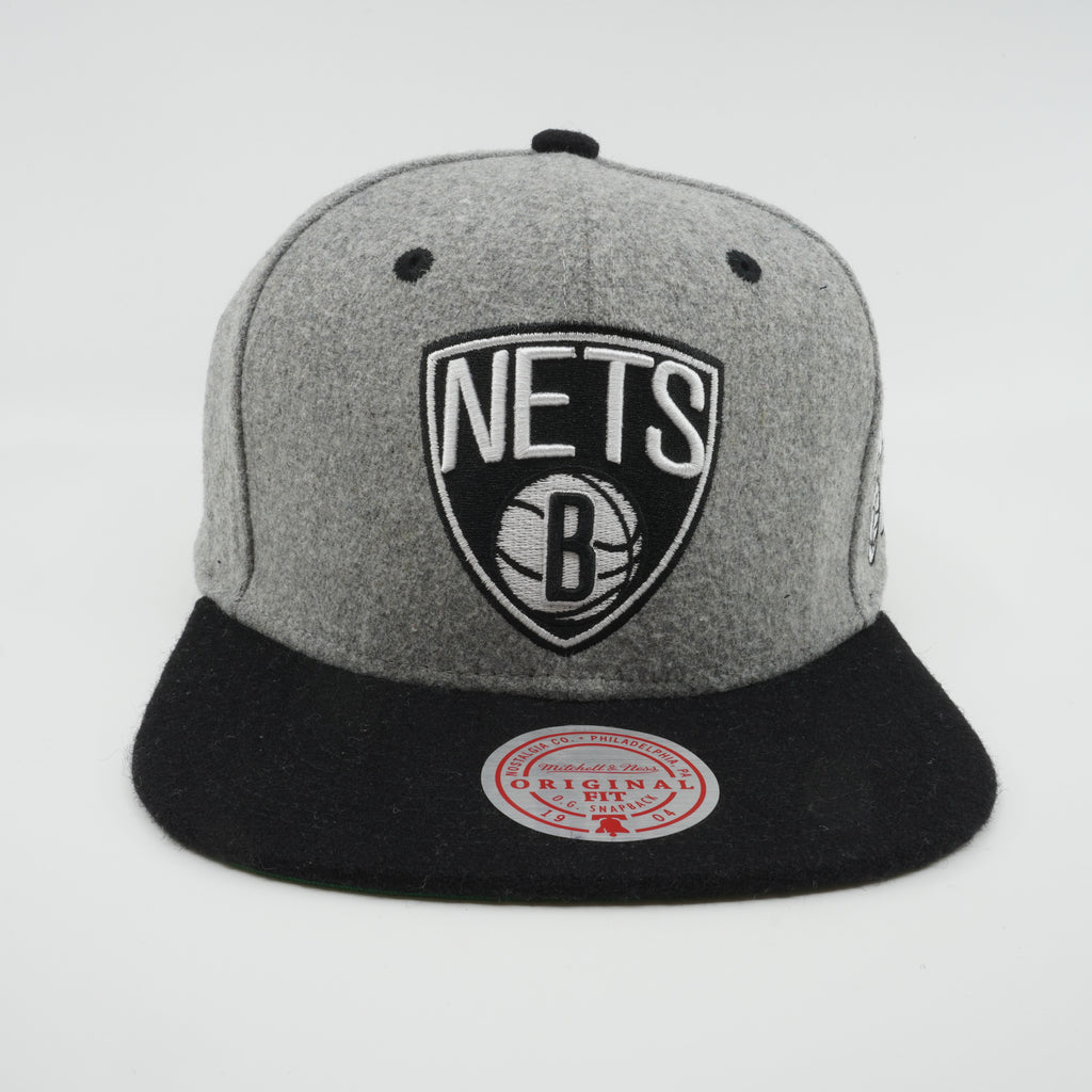MENS MITCHELL & NESS NBA MELTON PATCH SNAPBACK NETS - GREY