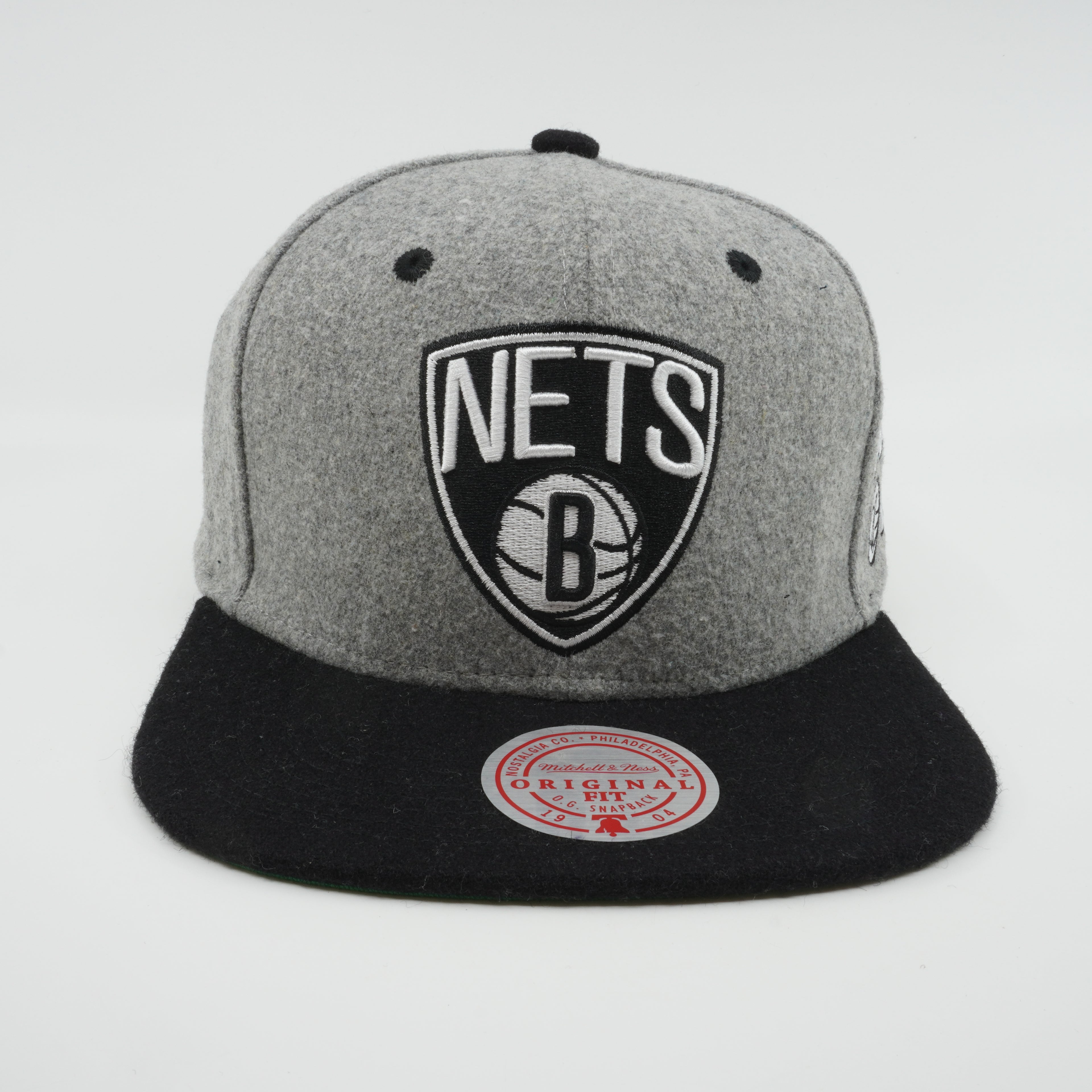 MENS MITCHELL & NESS NBA MELTON PATCH SNAPBACK NETS - GREY