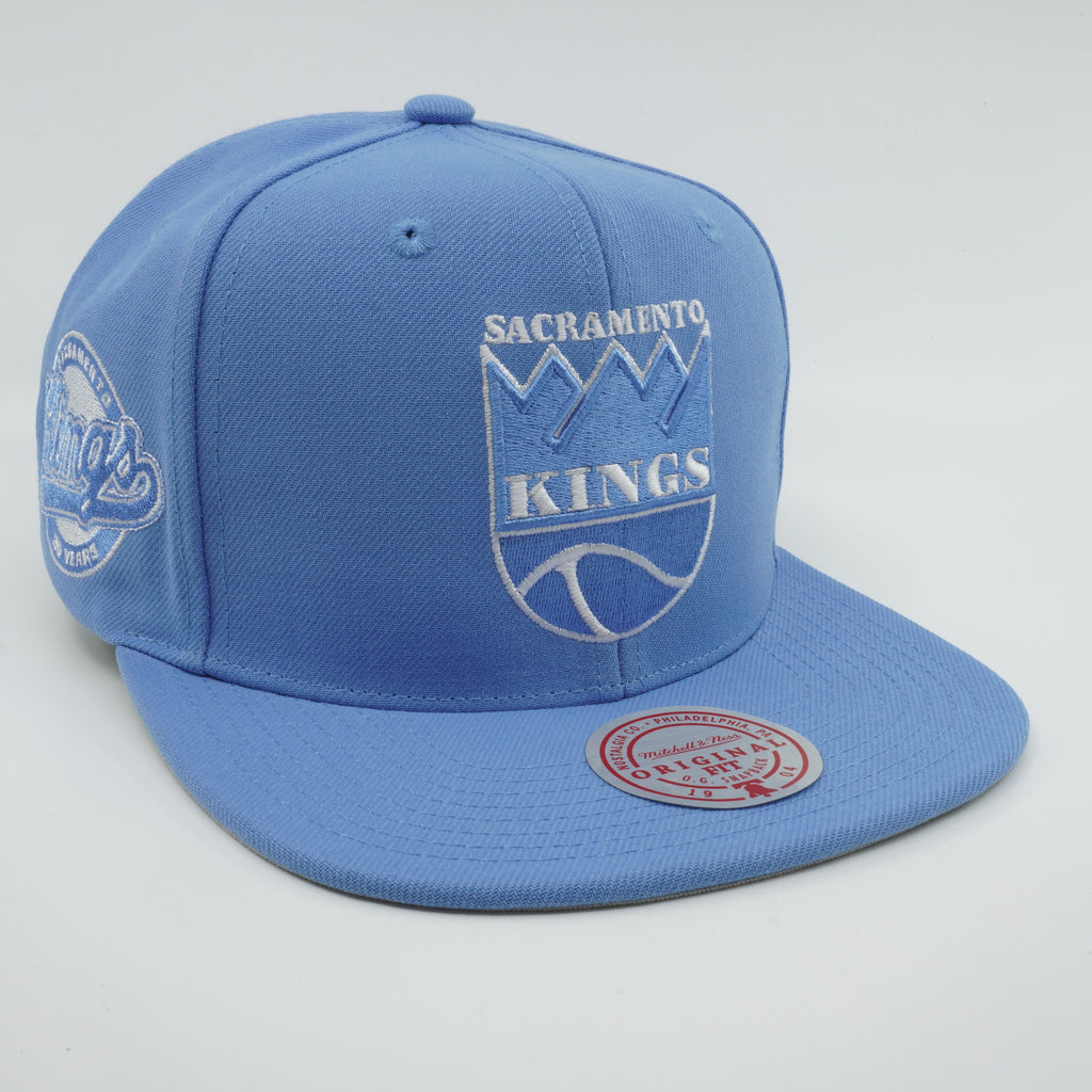 MENS MITCHELL & NESS NBA BACK TO BASICS SNAPBACK HWC KINGS - LIGHT BLUE