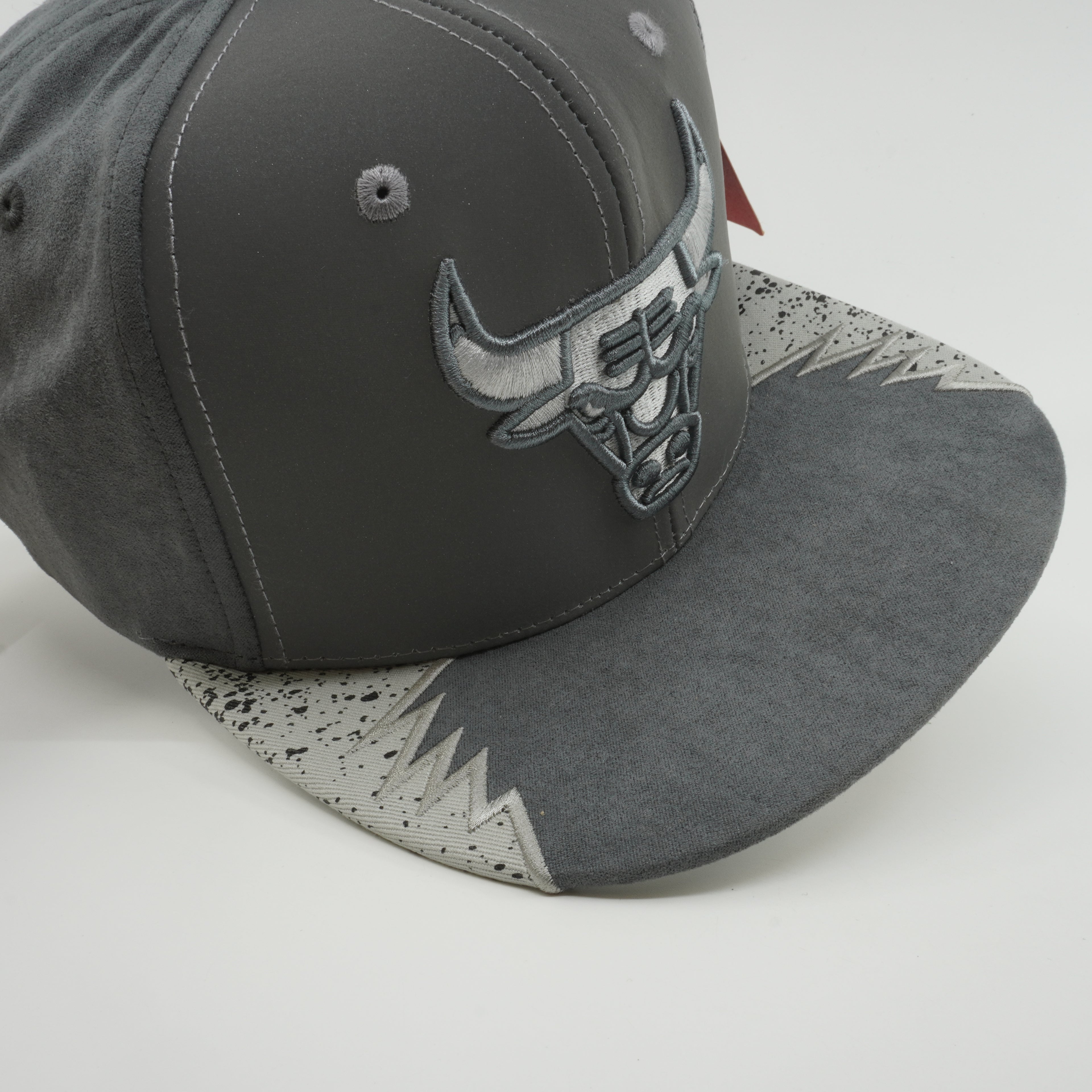 MENS MITCHELL & NESS NBA DAY 5 SNAPBACK BULLS - GREY
