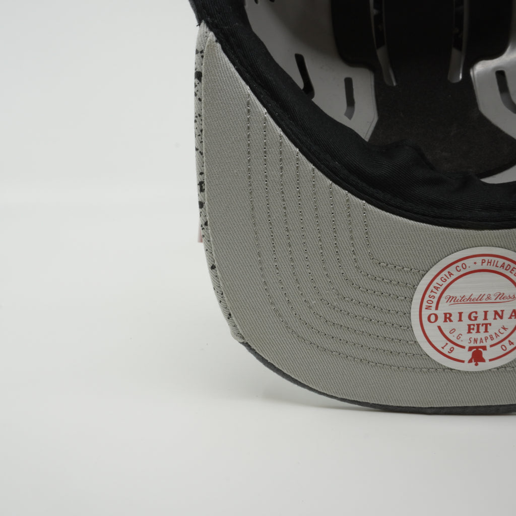 MENS MITCHELL & NESS NBA DAY 5 SNAPBACK BULLS - GREY